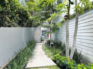 Majestuosa Residencia en venta en Bosque de los Lagos, frente a lago.