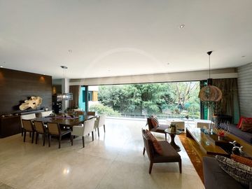 Majestuosa Residencia en venta en Bosque de los Lagos, frente a lago.
