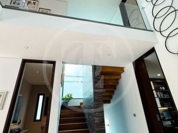 Majestuosa Residencia en venta en Bosque de los Lagos, frente a lago.