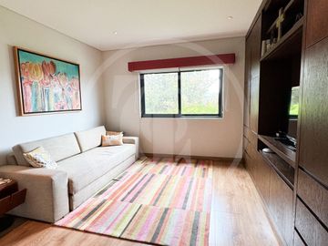 Majestuosa Residencia en venta en Bosque de los Lagos, frente a lago.