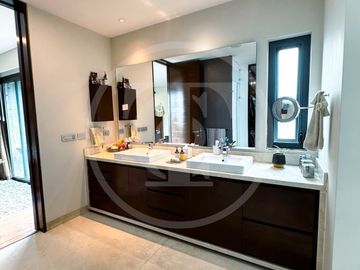 Majestuosa Residencia en venta en Bosque de los Lagos, frente a lago.