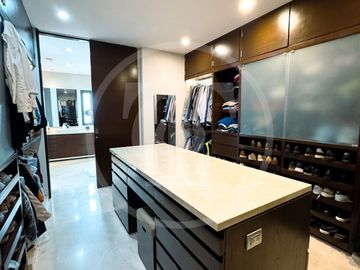 Majestuosa Residencia en venta en Bosque de los Lagos, frente a lago.