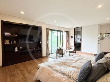 Majestuosa Residencia en venta en Bosque de los Lagos, frente a lago.