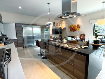 Majestuosa Residencia en venta en Bosque de los Lagos, frente a lago.