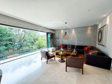 Majestuosa Residencia en venta en Bosque de los Lagos, frente a lago.