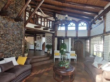 Amplia Casa en venta estilo Hacienda, de 5 dormitorios con suit, sector Huertos familiares del Valle