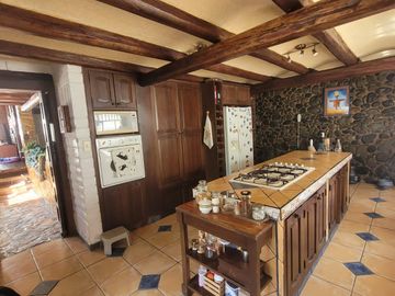 Amplia Casa en venta estilo Hacienda, de 5 dormitorios con suit, sector Huertos familiares del Valle