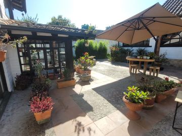 Amplia Casa en venta estilo Hacienda, de 5 dormitorios con suit, sector Huertos familiares del Valle