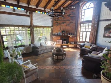 Amplia Casa en venta estilo Hacienda, de 5 dormitorios con suit, sector Huertos familiares del Valle