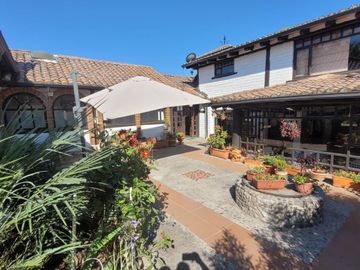 Amplia Casa en venta estilo Hacienda, de 5 dormitorios con suit, sector Huertos familiares del Valle
