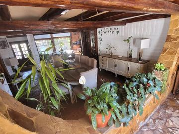 Amplia Casa en venta estilo Hacienda, de 5 dormitorios con suit, sector Huertos familiares del Valle
