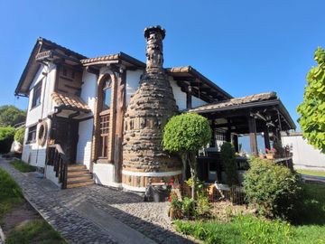 Amplia Casa en venta estilo Hacienda, de 5 dormitorios con suit, sector Huertos familiares del Valle
