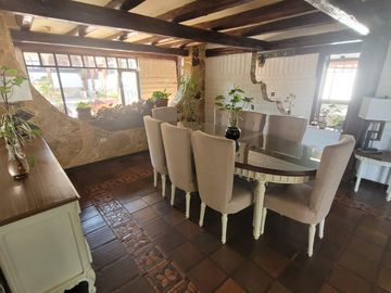Amplia Casa en venta estilo Hacienda, de 5 dormitorios con suit, sector Huertos familiares del Valle