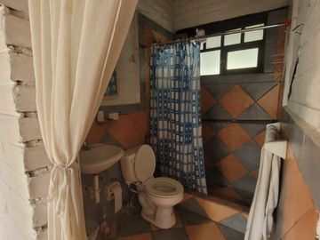 Amplia Casa en venta estilo Hacienda, de 5 dormitorios con suit, sector Huertos familiares del Valle
