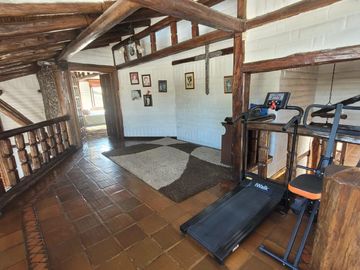Amplia Casa en venta estilo Hacienda, de 5 dormitorios con suit, sector Huertos familiares del Valle