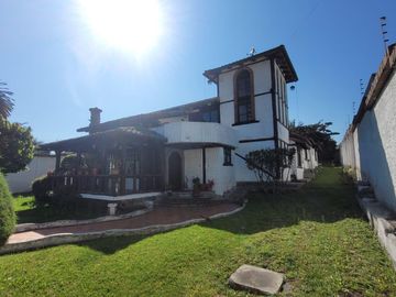 Amplia Casa en venta estilo Hacienda, de 5 dormitorios con suit, sector Huertos familiares del Valle