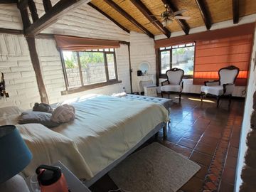 Amplia Casa en venta estilo Hacienda, de 5 dormitorios con suit, sector Huertos familiares del Valle