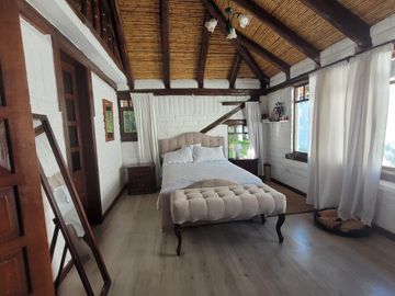 Amplia Casa en venta estilo Hacienda, de 5 dormitorios con suit, sector Huertos familiares del Valle
