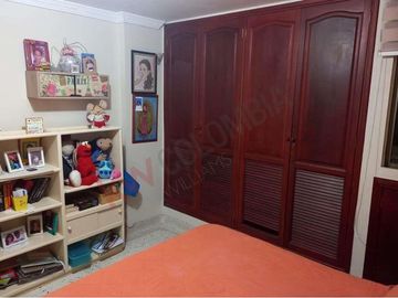 Venta de oportunidad de moderna y espaciosa casa