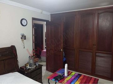Venta de oportunidad de moderna y espaciosa casa