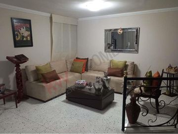 Venta de oportunidad de moderna y espaciosa casa