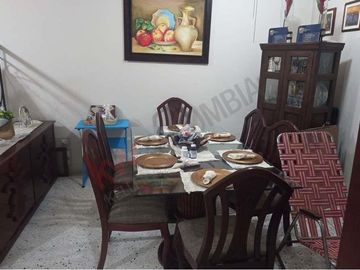 Venta de oportunidad de moderna y espaciosa casa