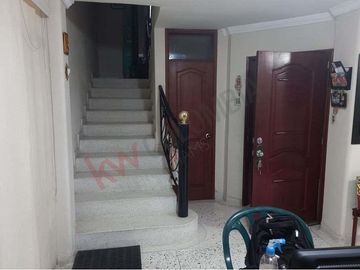 Venta de oportunidad de moderna y espaciosa casa