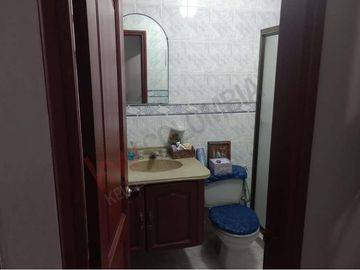 Venta de oportunidad de moderna y espaciosa casa