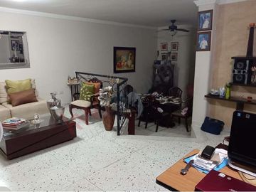 Venta de oportunidad de moderna y espaciosa casa