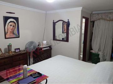 Venta de oportunidad de moderna y espaciosa casa