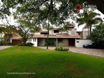 Casa en Venta en El Palomar Ideal para Remodelar Ubicación de Lujo