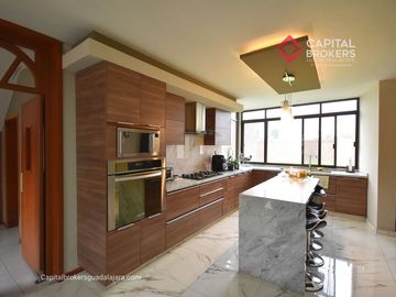 Casa en Venta en El Palomar Ideal para Remodelar Ubicación de Lujo