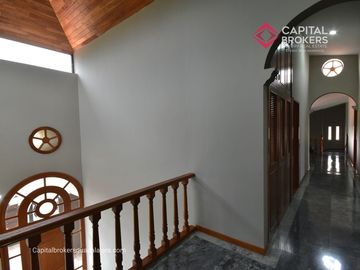 Casa en Venta en El Palomar Ideal para Remodelar Ubicación de Lujo