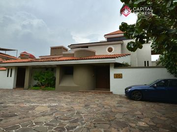 Casa en Venta en El Palomar Ideal para Remodelar Ubicación de Lujo