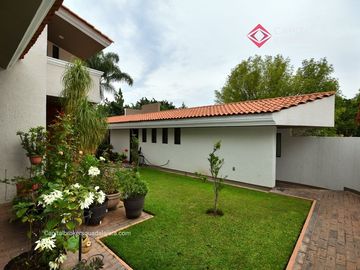 Casa en Venta en El Palomar Ideal para Remodelar Ubicación de Lujo