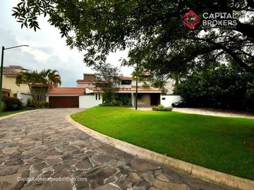 Casa en Venta en El Palomar Ideal para Remodelar Ubicación de Lujo