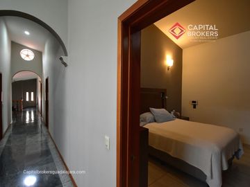 Casa en Venta en El Palomar Ideal para Remodelar Ubicación de Lujo