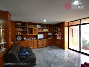 Casa en Venta en El Palomar Ideal para Remodelar Ubicación de Lujo