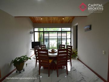 Casa en Venta en El Palomar Ideal para Remodelar Ubicación de Lujo