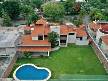 Casa en Venta en El Palomar Ideal para Remodelar Ubicación de Lujo
