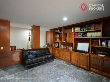 Casa en Venta en El Palomar Ideal para Remodelar Ubicación de Lujo