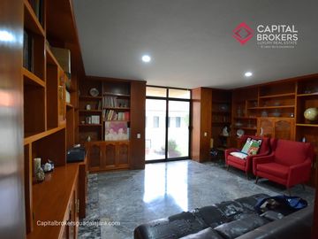 Casa en Venta en El Palomar Ideal para Remodelar Ubicación de Lujo