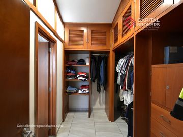 Casa en Venta en El Palomar Ideal para Remodelar Ubicación de Lujo