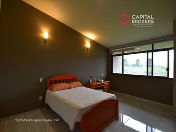 Casa en Venta en El Palomar Ideal para Remodelar Ubicación de Lujo