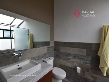 Casa en Venta en El Palomar Ideal para Remodelar Ubicación de Lujo