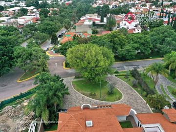 Casa en Venta en El Palomar Ideal para Remodelar Ubicación de Lujo