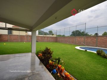Casa en Venta en El Palomar Ideal para Remodelar Ubicación de Lujo
