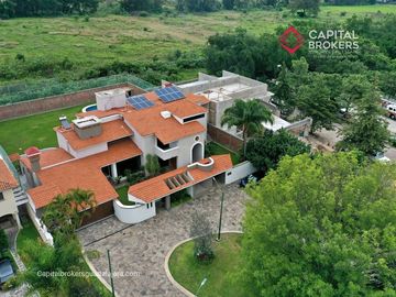 Casa en Venta en El Palomar Ideal para Remodelar Ubicación de Lujo