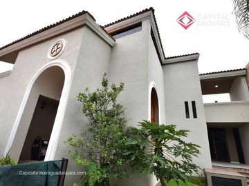 Casa en Venta en El Palomar Ideal para Remodelar Ubicación de Lujo