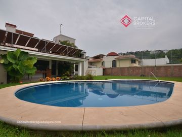 Casa en Venta en El Palomar Ideal para Remodelar Ubicación de Lujo